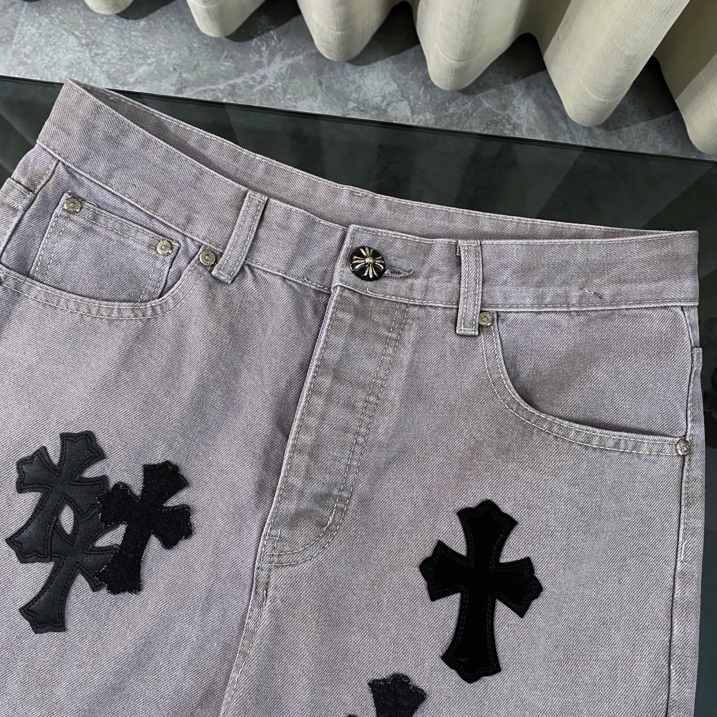 P310 CH Chromehearts Paris-limited black cross-leather heavy-duty gray Cow King jeans, priced at 34W level, patchwork cross flower embellishment, washed jeans! ! An absolutely high-end luxury product, a 1.9W-level god-level single product, a super popular product, made by top heavy industry, a magic weapon that cannot be missed! [About Zangyin] This is an extremely luxurious fashion brand that can also be called the aristocracy of the high street. It has always been an exclusive brand for some hipsters or rich second generations. Compared with ordinary high streets, it is more luxurious and noble. Compared with luxury brands, it is more fashionable and individual. It has always been a brand that I have a special liking for. [Top heavy industry fashion design] Consistently high-street luxury style. Speaking of this style, the Zangyin family and GU family are definitely the leading representative brands. Especially the Zangyin family has really achieved a state-of-the-art effect in creating high-street style. The unique washed material is used to create this style. The color system is already quite eye-catching. After it is decorated with patchwork cross flowers, it cleverly highlights the charm of the brand. Secondly, this style uses classic The high-waist cutting design highlights the long legs and fashionable temperament of the upper body. The brand is highly recognizable and the slim fit configuration is more suitable for daily wear. It is a product that interprets personality, fashion, and specifications at a glance. This single product is enough to make any fan excited. It can be a white T-shirt for a youthful college style, or a tight suspender for a royal style. It has strong matching ability and can be easily controlled by men.  [Materials and craftsmanship] Needless to say, this point goes without saying. As an excellent craftsman brand, Zangyin’s requirements for details and craftsmanship are really perfect. The washed color of this model has gone through so many processes, not to mention the embellishment of denim appliques. It is also purely hand-made and sewn. Just like what they believe in, only hand-made things have soul and have the meaning of wear. A top-notch heavy-duty fashionable denim item, I look forward to your perfect interpretation! !  Color: light gray Size: 28-36